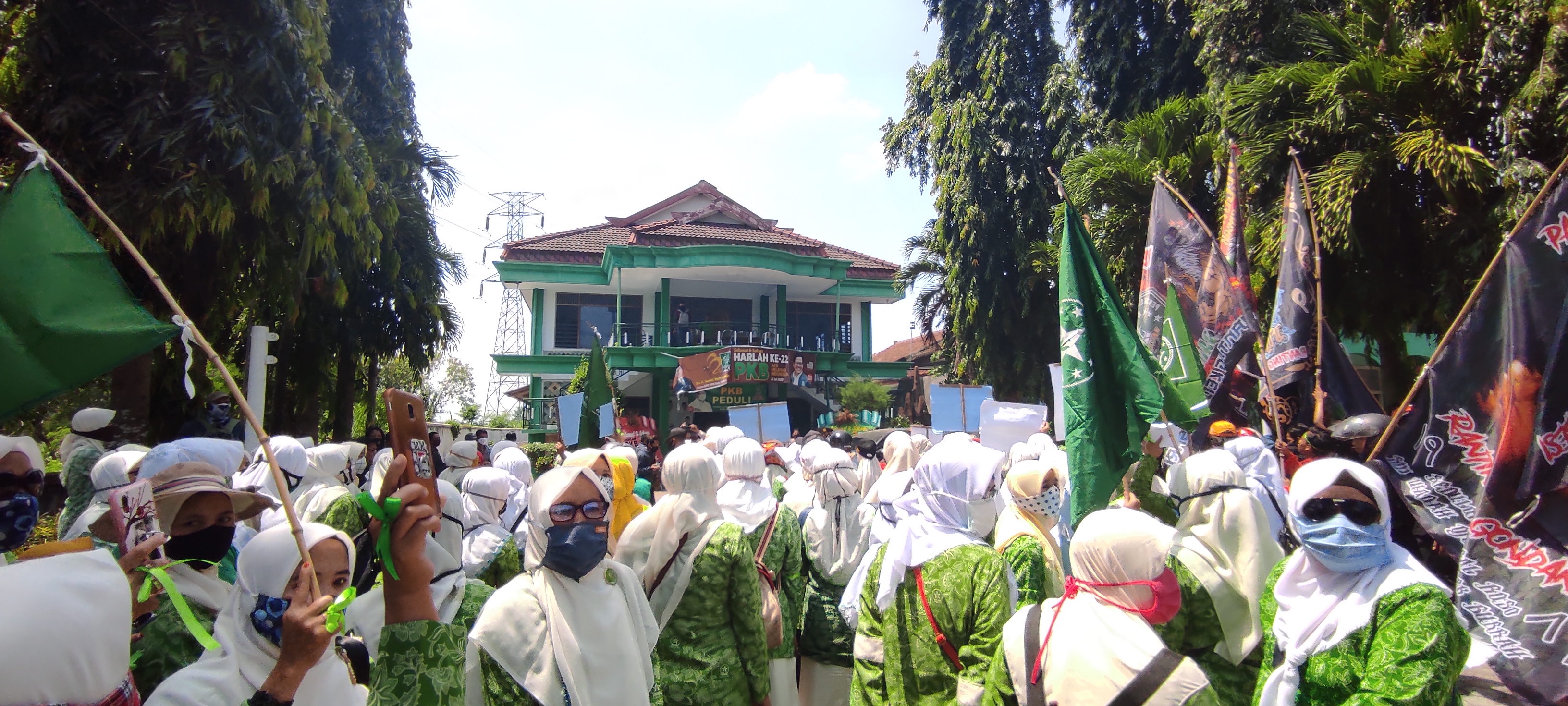 Massa NU datangi kantor DPC PKB kabupaten kediri meminta pengembalian aset. (Foto: Fendhy Plesmana/Ngopibareng.id)