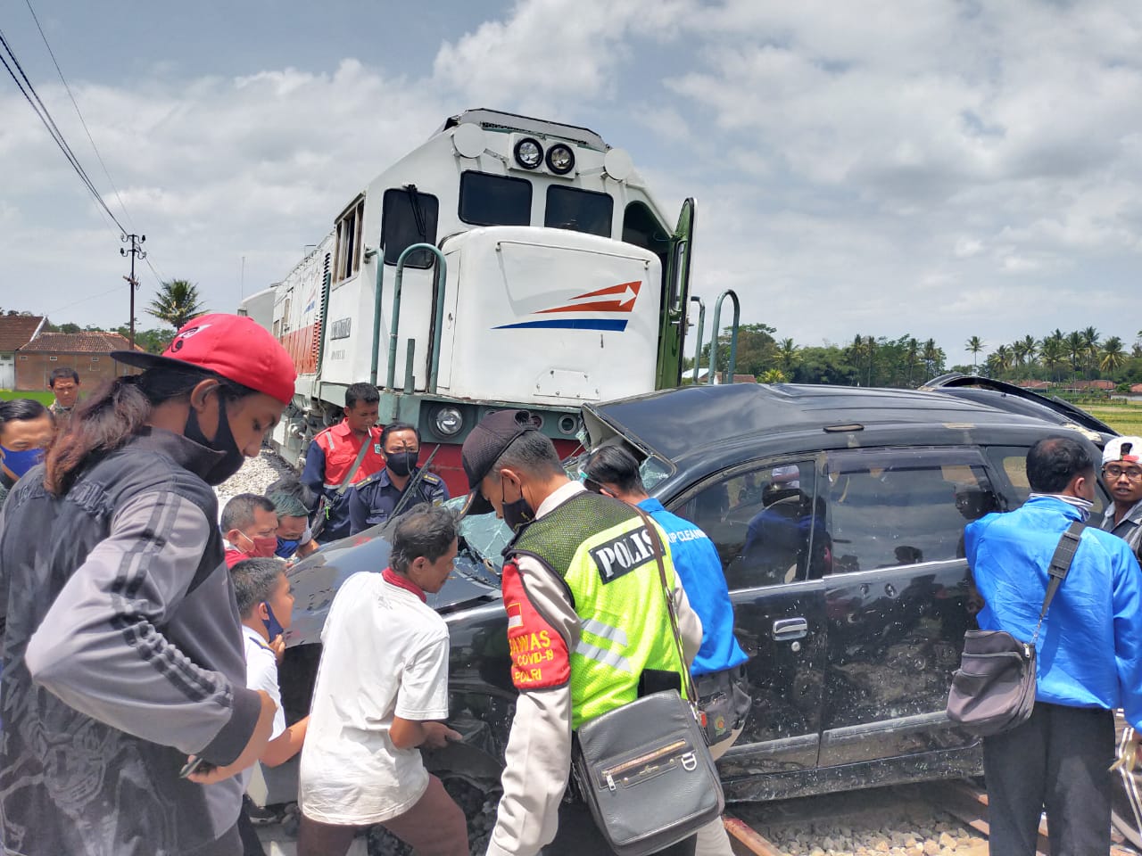 Warga sekitar membantu evakuasi mobil yang tertabrak kereta api (KA) Dhoho. (Foto: Istimewa)