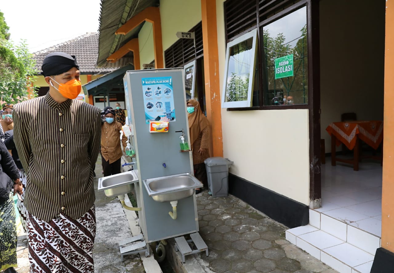 Gubernur Ganjar Pranowo saat melihat sekolah yang menggelar sekolah tatap muka di Jawa Tengah. (Foto: Ist/Ngopibareng.id)