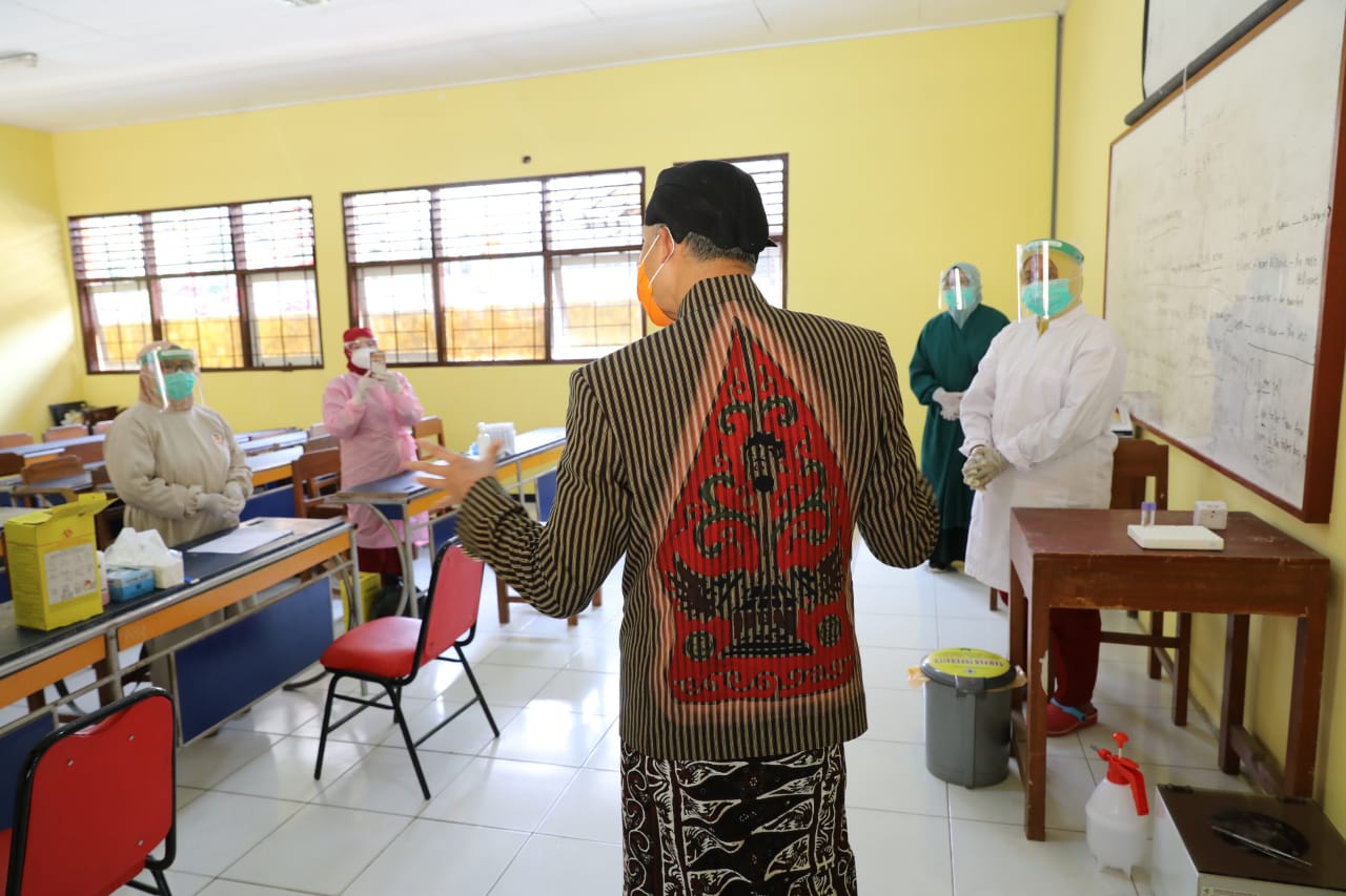 Gubernur Ganjar Pranowo saat berada di sebuah sekolah tatap muka di Wonosobo. (Foto: Ist/Ngopibareng.id)