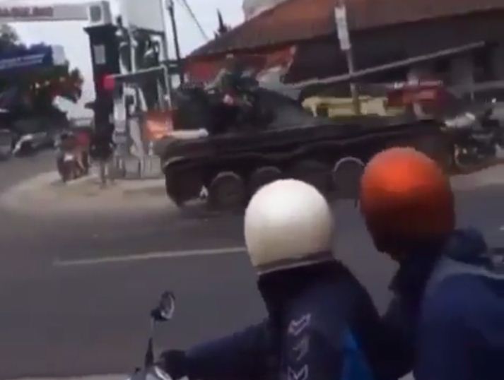 Tangkapan layar tank melindar motor. (Instagram)