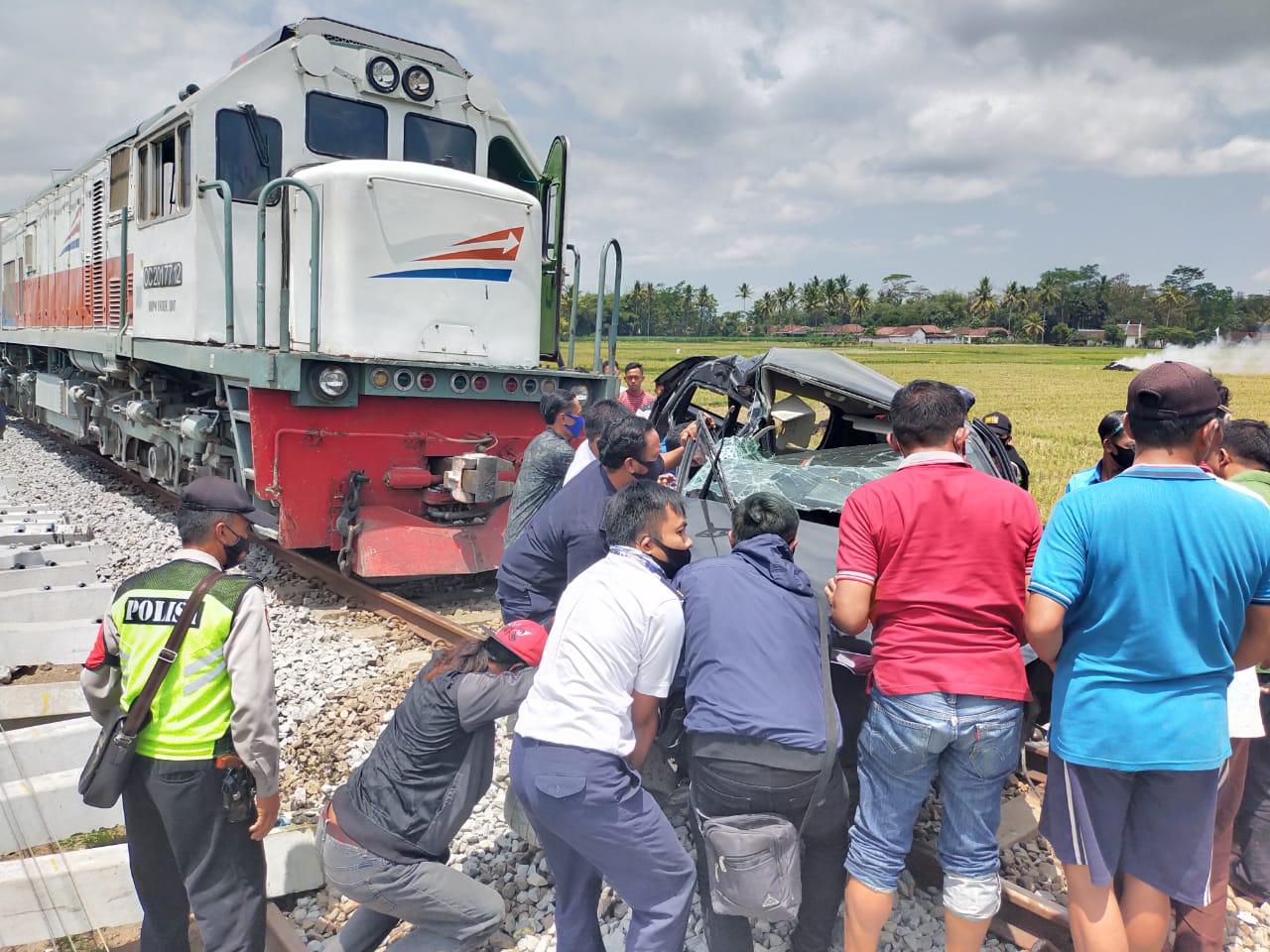 Warga sekitar dan kepolisian saat melakukan proses evakuasi kepada mobil yang ditabrak oleh kereta api (Foto: istimewa)