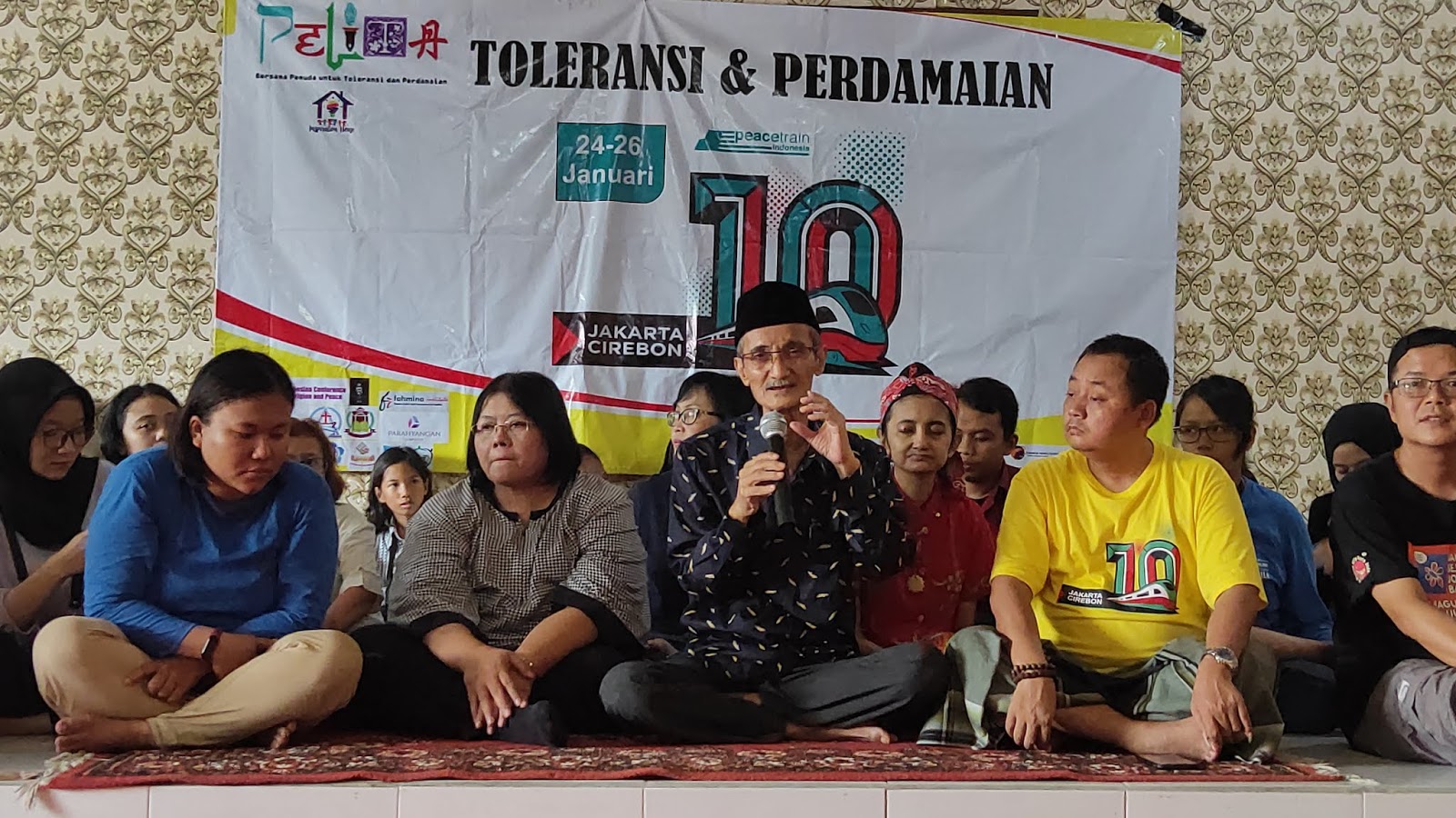 KH Husein Muhammad mengajarkan toleransi agar alam semesta damai. Mengembangkan dialog. (Foto: Istimewa)