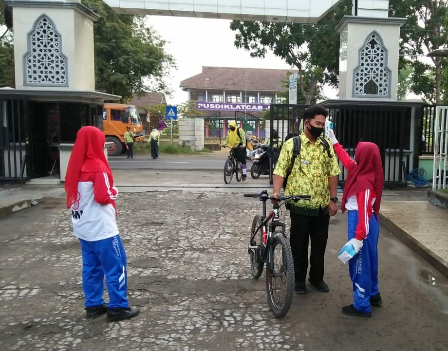 Pengecekan suhu di SMAN Ngoro Jombang sebelum siswa masuk kelas (Foto: Dok Sujiono)