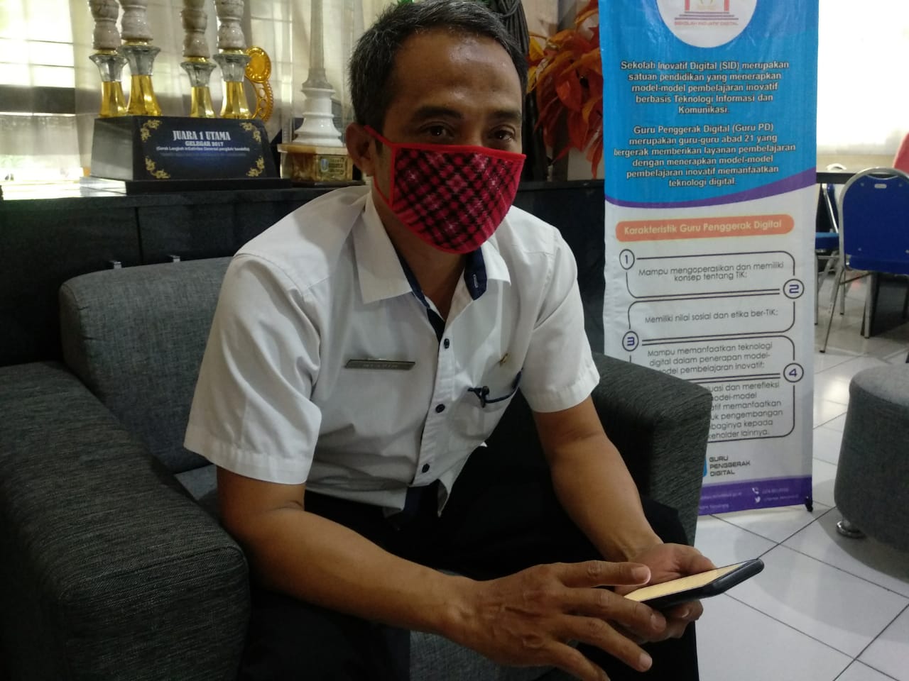 Muadim, Wakahumas SMKN 3 Jombang  saat ditemui di ruangannya. (Foto: M.Rizqi/Ngopibareng.id)