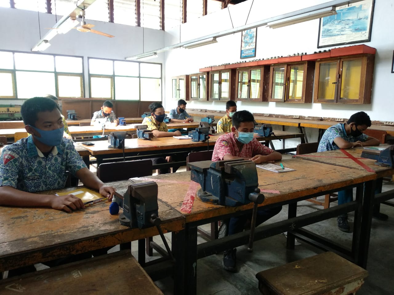Suasana belajar di salah satu bengkel di SMKN 3 Jombang (Foto: M.Rizqi/Ngopibareng.id)