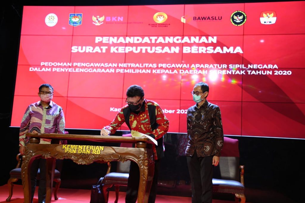 Menteri Pendayagunaan Aparatur Negara dan Reformasi Birokrasi (PANRB) Tjahjo Kumolo saat menandatangani SKB. (Foto: Istimewa)