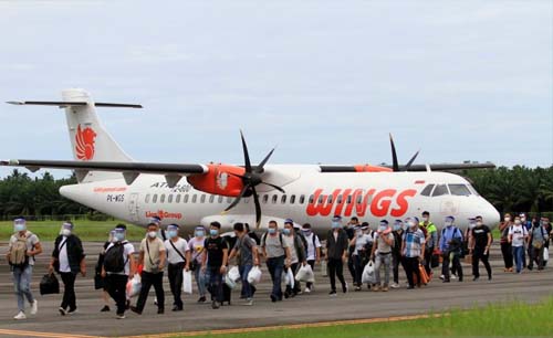 Hari ini 41 TKA asal China mendarat di Bandara Cut Nyak Dhien Kabupaten Nagan Raya, Aceh. (Foto:Antara)