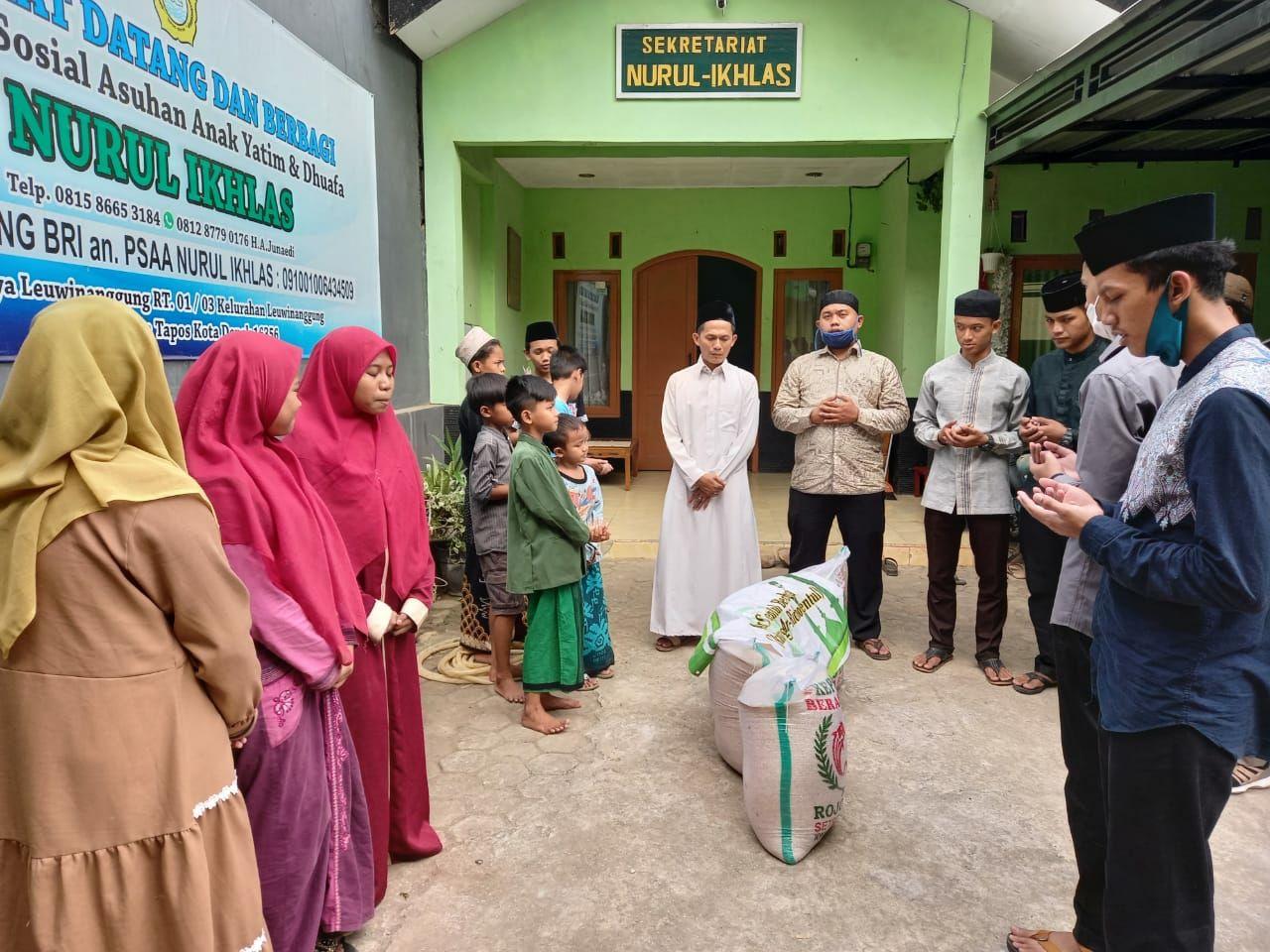 lumni  Santri pondok Pesantren Ar Ridho Sentul membagikan beras untuk pesantren Yatim Piatu. ( foto: Asmanu/Ngopibareng.id)