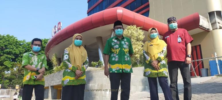 Sekda Kabupaten Pasuruan (tenah) bersama Dirut RSUD Bangil, Dr Arma Rosalina