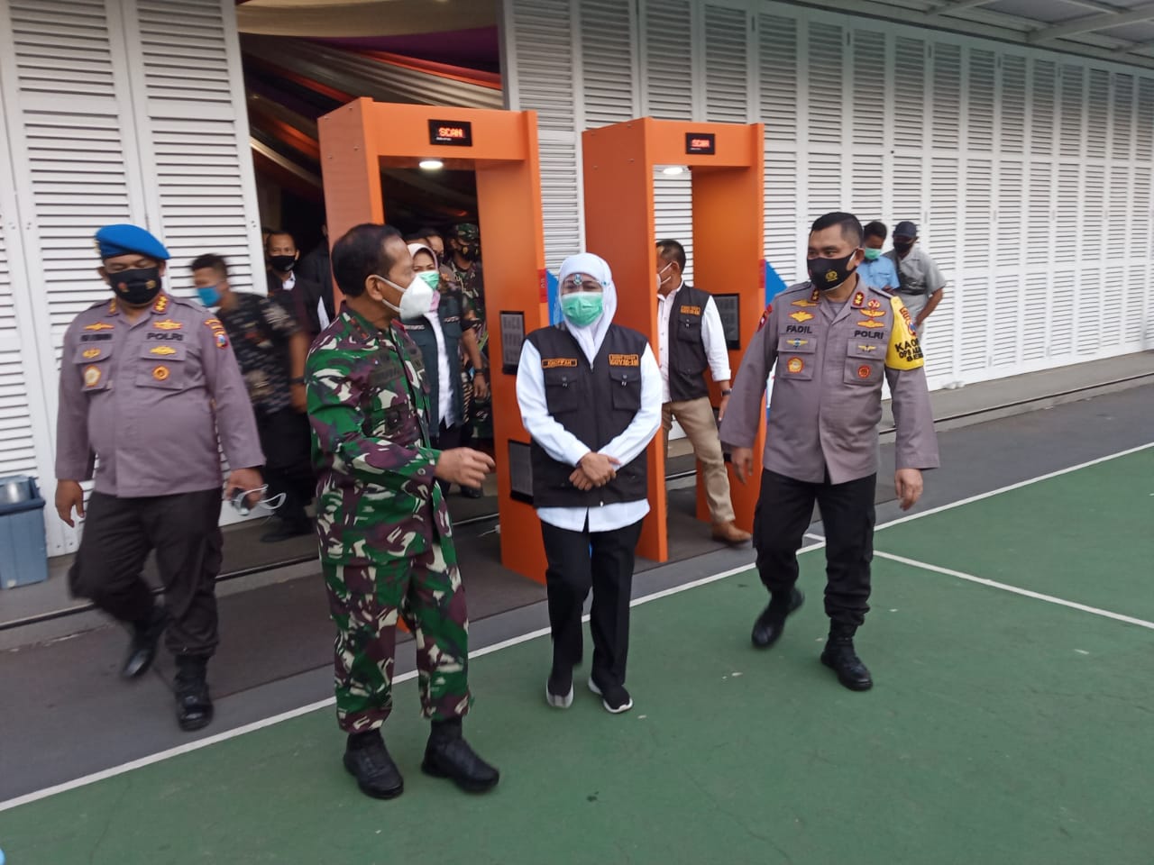 Dari kiri ke kanan Mayjend TNI, Widodo Iryansyah, Gubernur Jatim, Khofifah Indar Parawansa dan Kapolda Jatim, Irjen Pol Muhammad Fadhil Imran usai Rapat Koordinasi dengan seluruh Kepala Daerah, Polres dan Dandim dalam rangka Percepatan Penanggulangan Covid-19 di Jatim, pada Jumat 11 September 2020. (Foto: Lalu Theo/ngopibareng.id)