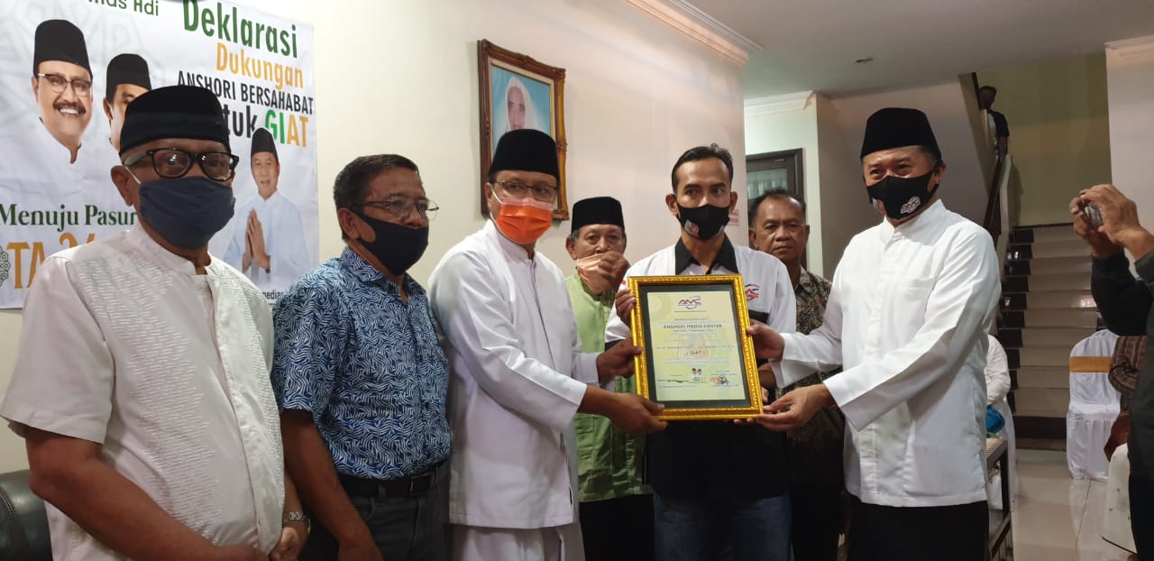 Tokoh Pasuruan Ansori ketika memberikan dukungan bagi Saifullah Yusuf-Adi Wibowo. (Foto: Istimewa)