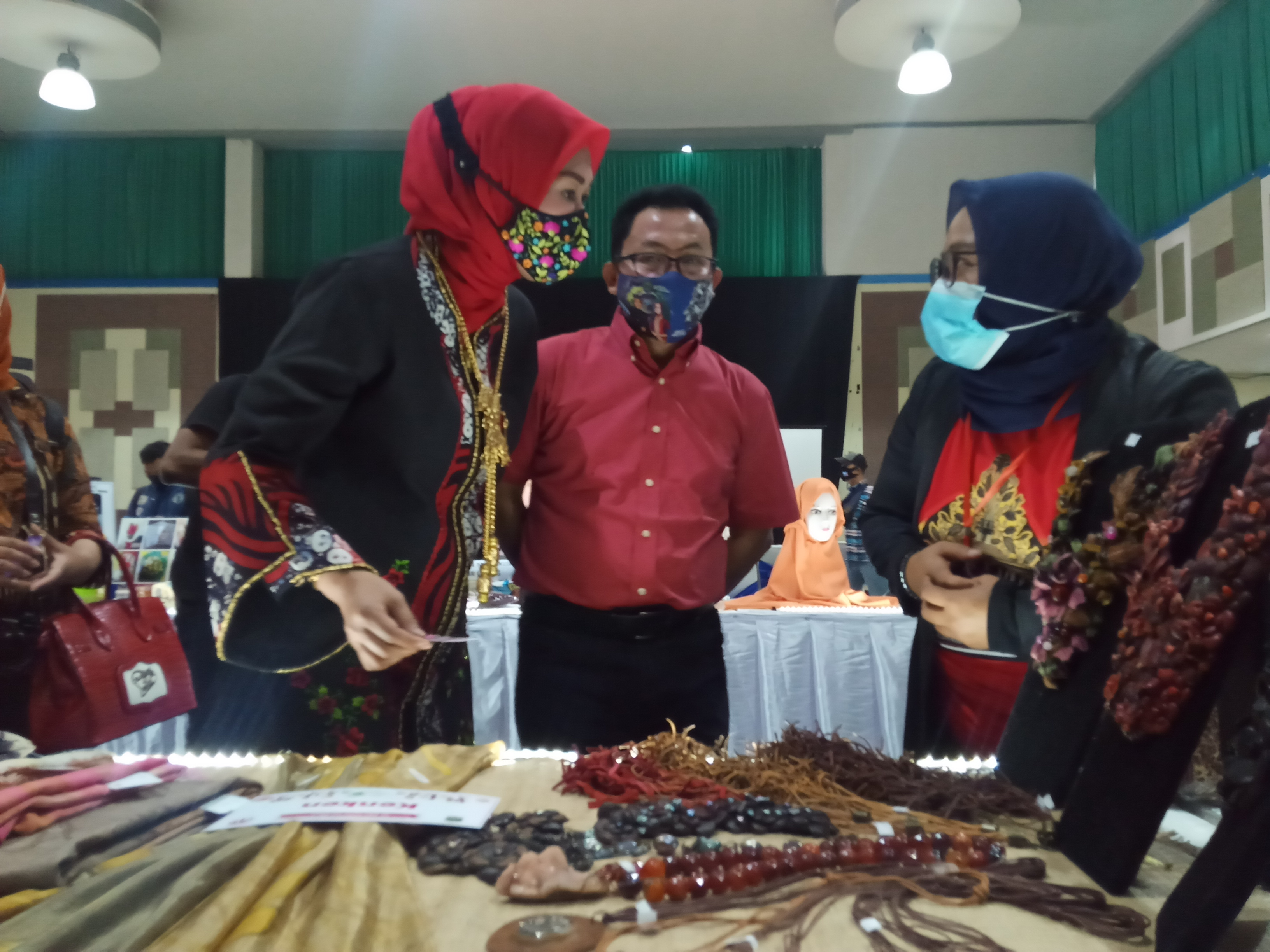 Wali Kota Malang, Sutiaji (tengah) bersama dengan Ketua TP PKK Kota Malang, Widayati Sutiaji (kiri) saat melihat produk UMKM di Gedung Kartini, Kota Malang (Foto: Lalu Theo/ngopibareng.id) 