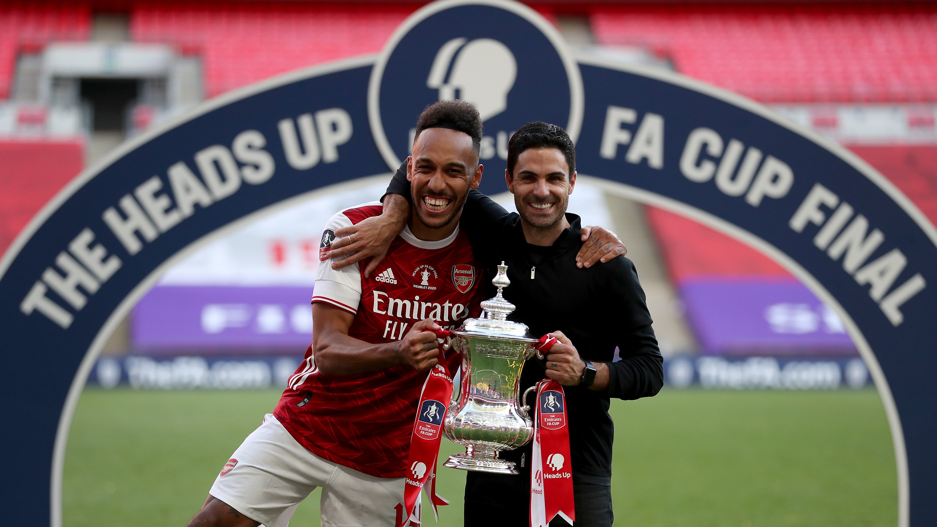 Pierre-Emerick Aubameyang dan Miker Arteta ketika menjuarai FA Cup 2019-2020. (Foto: Twitter/@Arsenal)