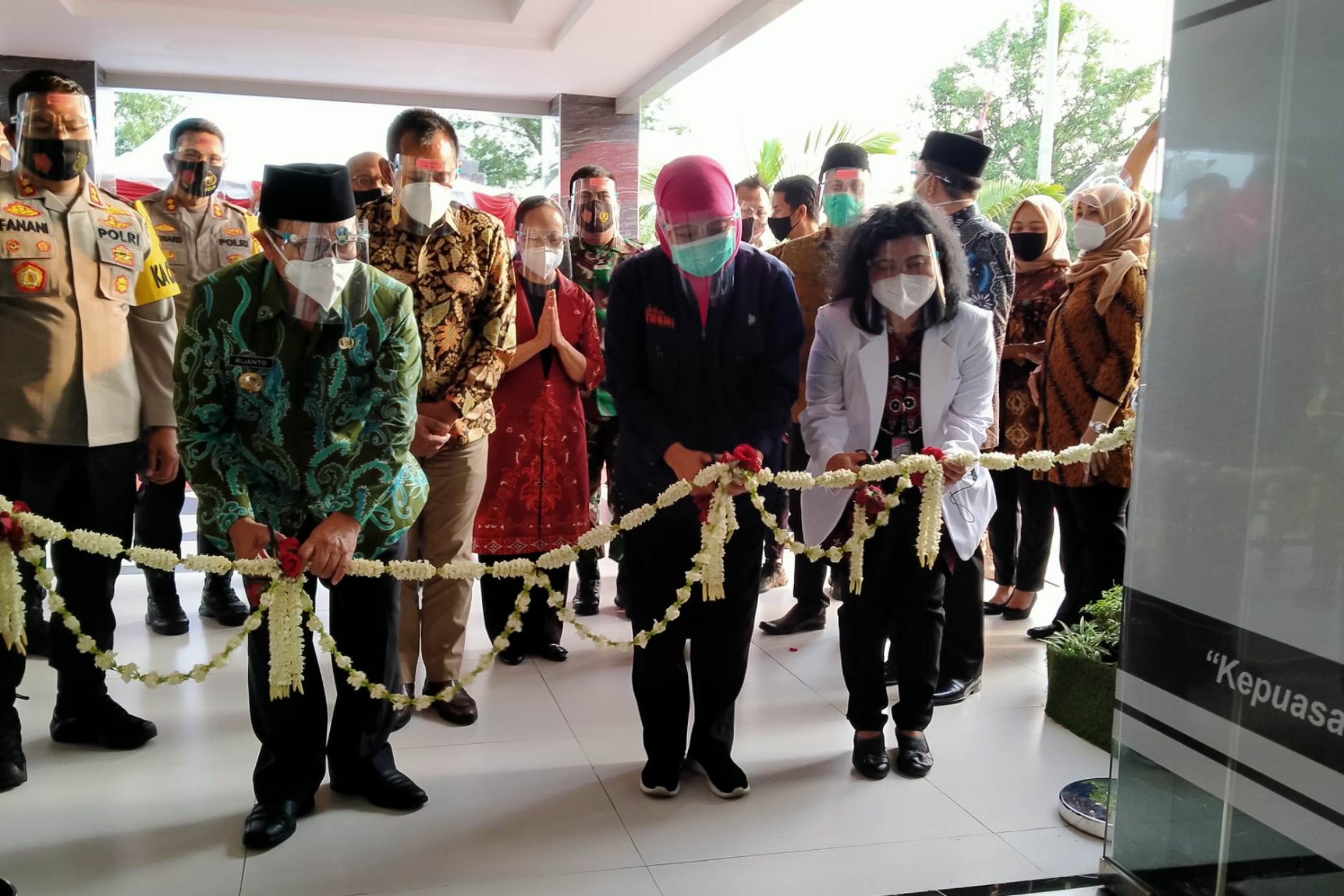 Gubernur Jatim, Khofifah Indar Parawansa, saat meresmikan RSUD Srengat di Kabupaten Blitar, Sabtu 12 September 2020. (Foto: Fariz Yarbo/Ngopibareng.id)