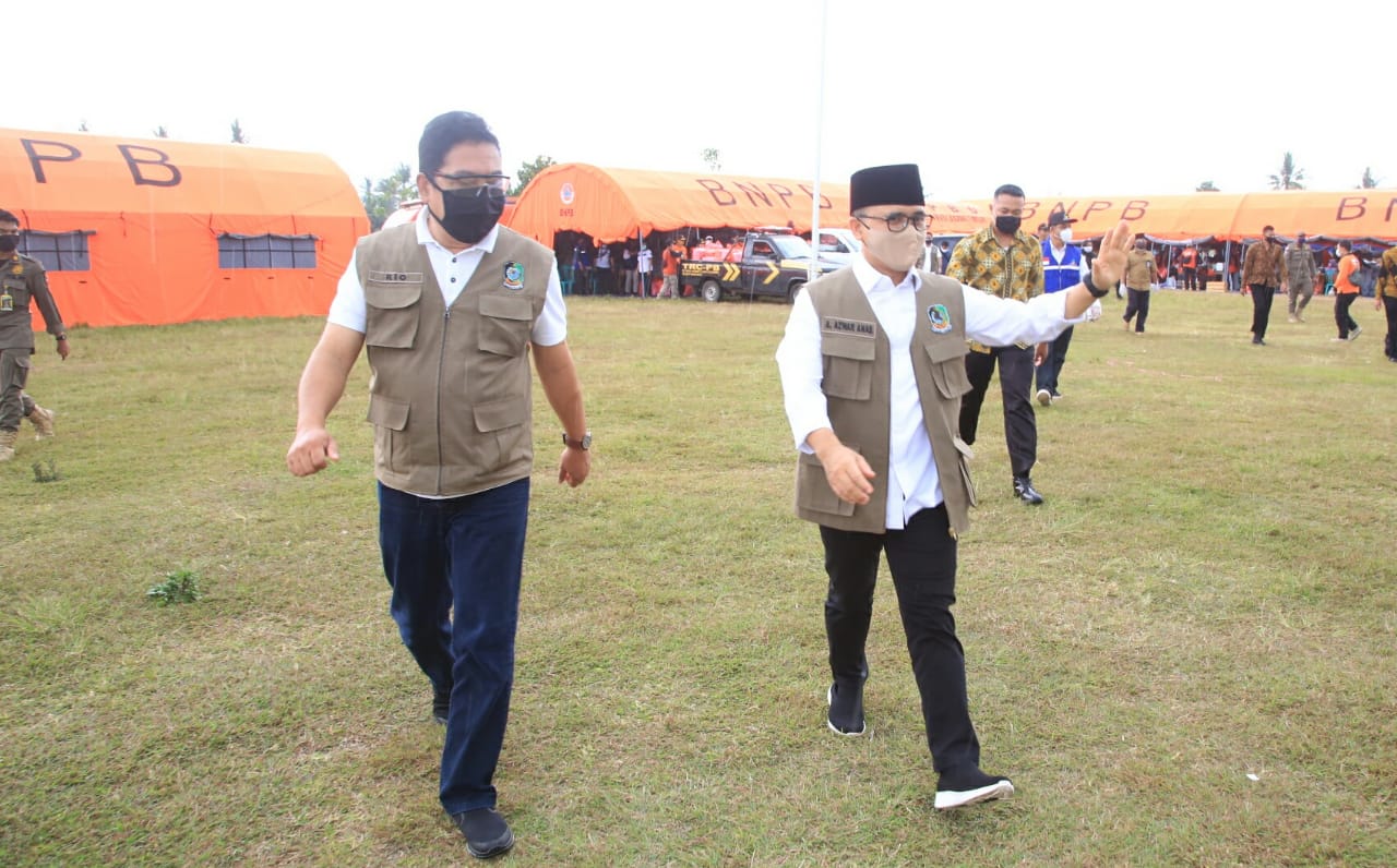 Kepala Dinas Kesehatan Banyuwangi dr. Widji Lestariono bersama Bupati Banyuwangi Abdullah Azwar Anas saat meninjau penanganan covid-19 di sekitar pondok Pesantren Darussalam beberapa waktu lalu (foto: Istimewa)