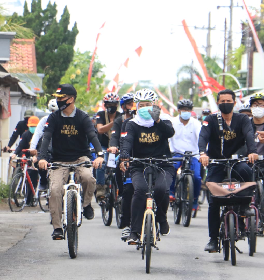 Gubernur Jatim, Khofifah Indar Parawansa saat gowes bareng di Tulungagung, Minggu 13 September 2020. (Foto: Humas Pemprov Jatim)