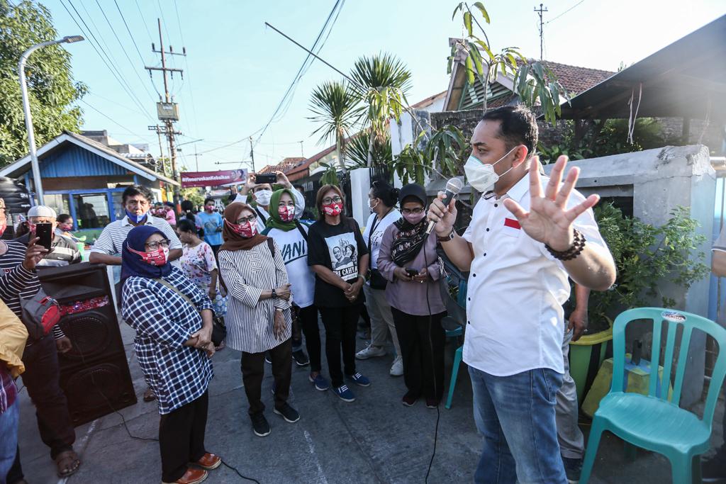 Eri Cahyadi saat blusukan ke salah satu kampung. (Foto: Tim EC-AR/ngopibareng.id)