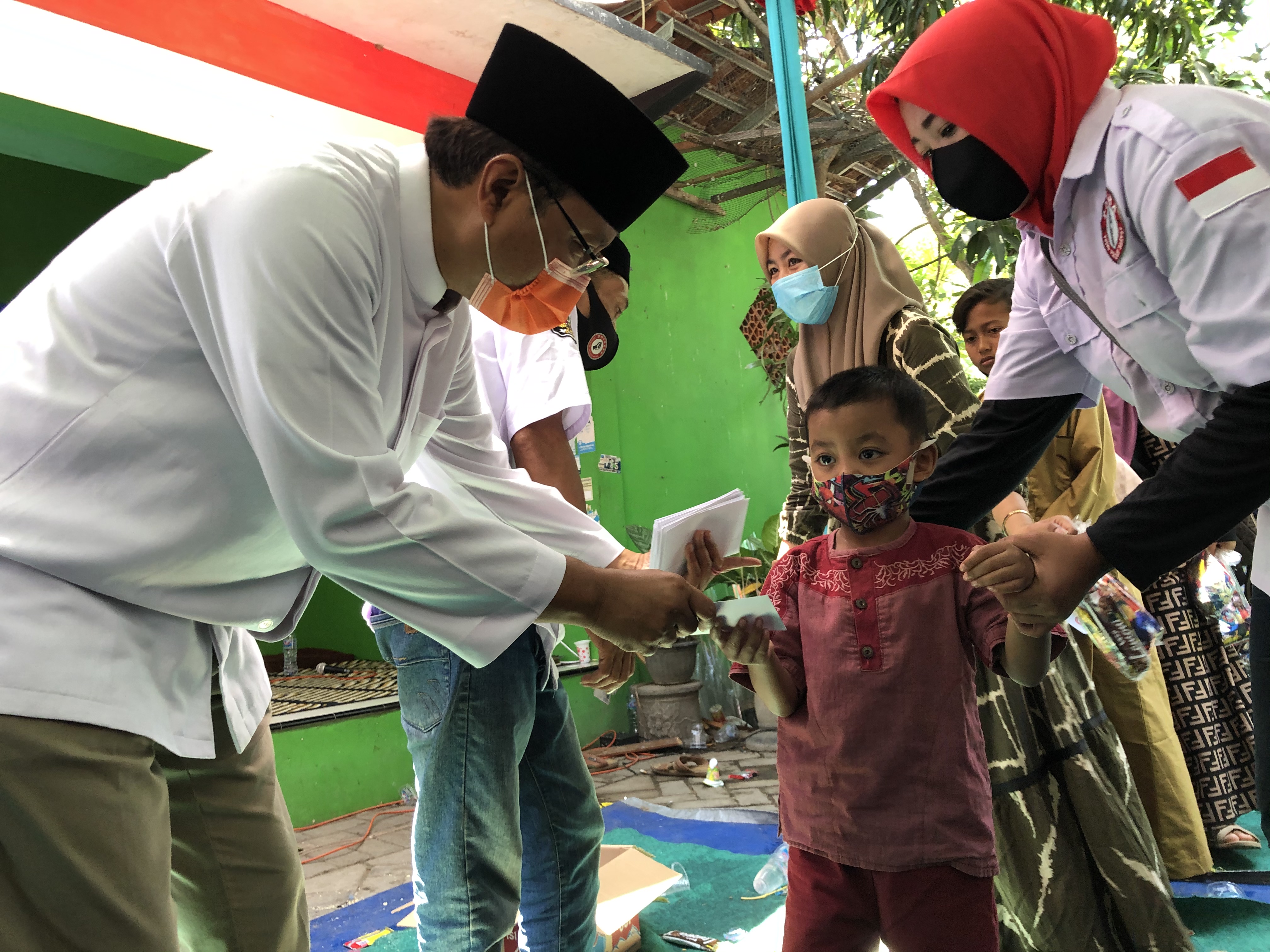 Saifullah Yusuf (Gus Ipul) saat santuni anak yatim piatu. (Foto: Ngopibareng.id)