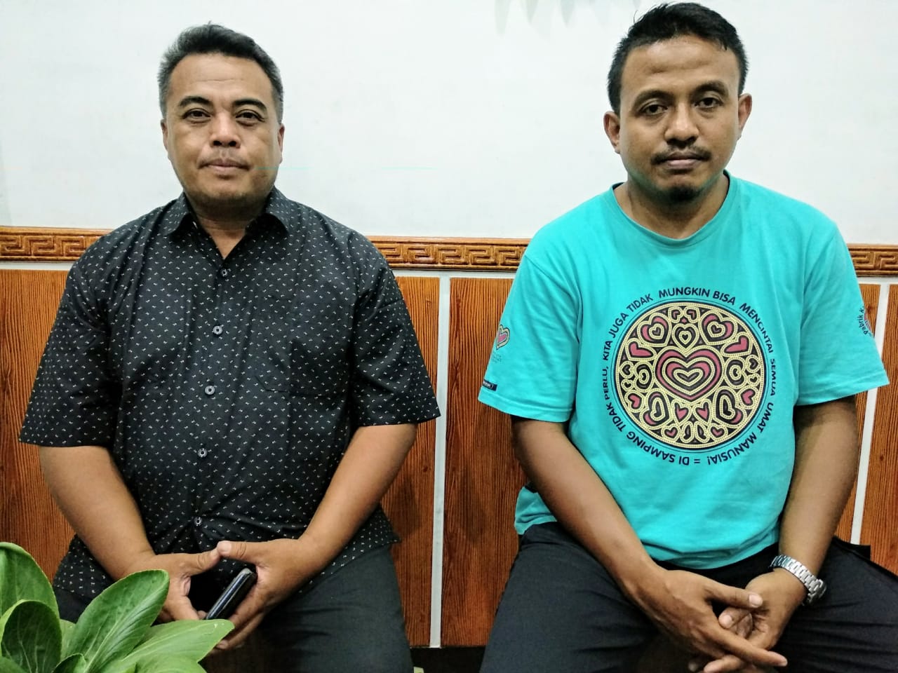 Rusdi Waluyo (kiri) dan Hari Prayogi (kanan) saat ditemui di kediamannya. Prayogi tergabung di Komunitas Hidroponik Geneng sejak 2016 (Foto: M.Rizqi/Ngopibareng.id)