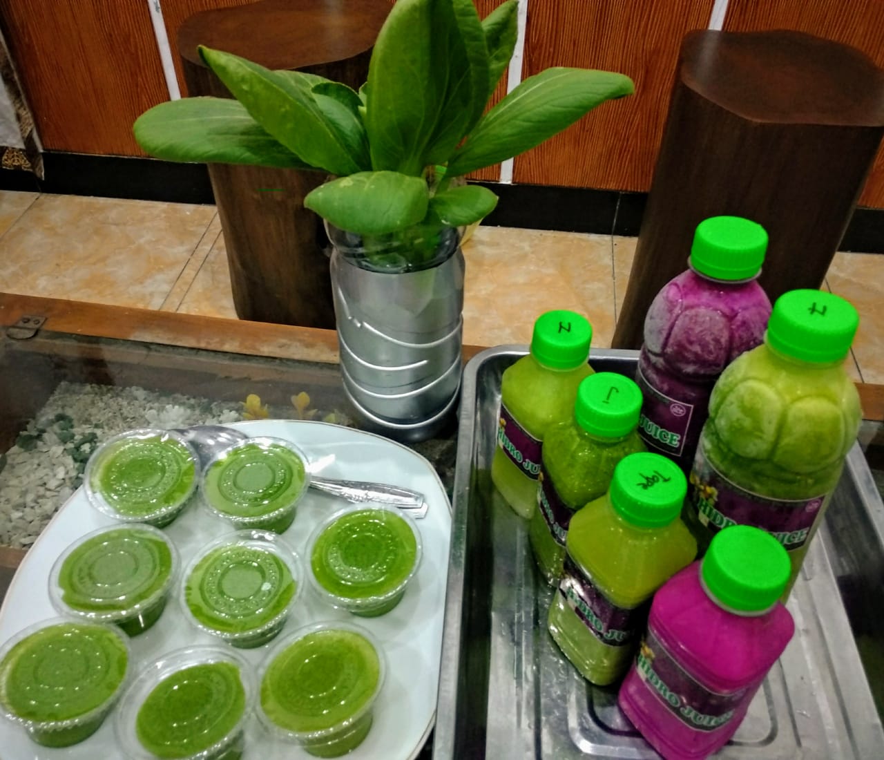 Produk olahan sayur hidroponik. Antara lain jus sayur, puding dan sayur segar (Foto: M.Rizqi/Ngopibareng.id)