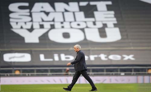 Pelatih Tottenham Hotspur Jose Mourinho meninggalkan lapangan usai dikalahkan Everton pada pertandingan Liga Inggris di Tottenham Hotspur Stadium, London, Senin dini hari WIB. (Foto:Antara/Reuters)