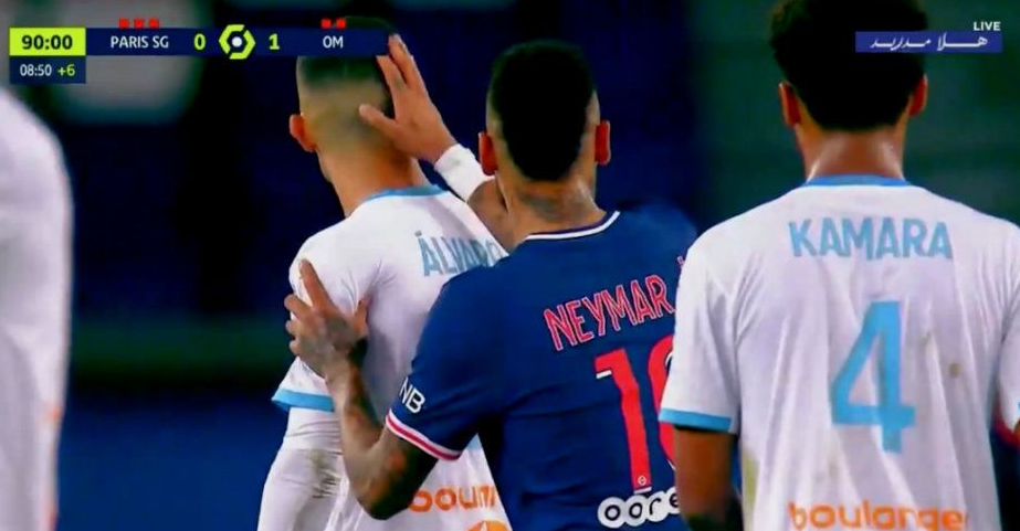 Neymar tertangkap VAR (Video Assistant Referee) menempeleng kepala bek Olympique Marseille, Alvaro Gonzalez. (Foto: Twitter)