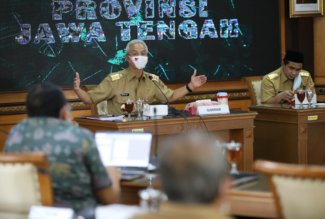 Gubernur Ganjar Pranowo saat mengevaluasi penegakan hukum protokol kesehatan. (Foto: Ist/Ngopibareng.id)