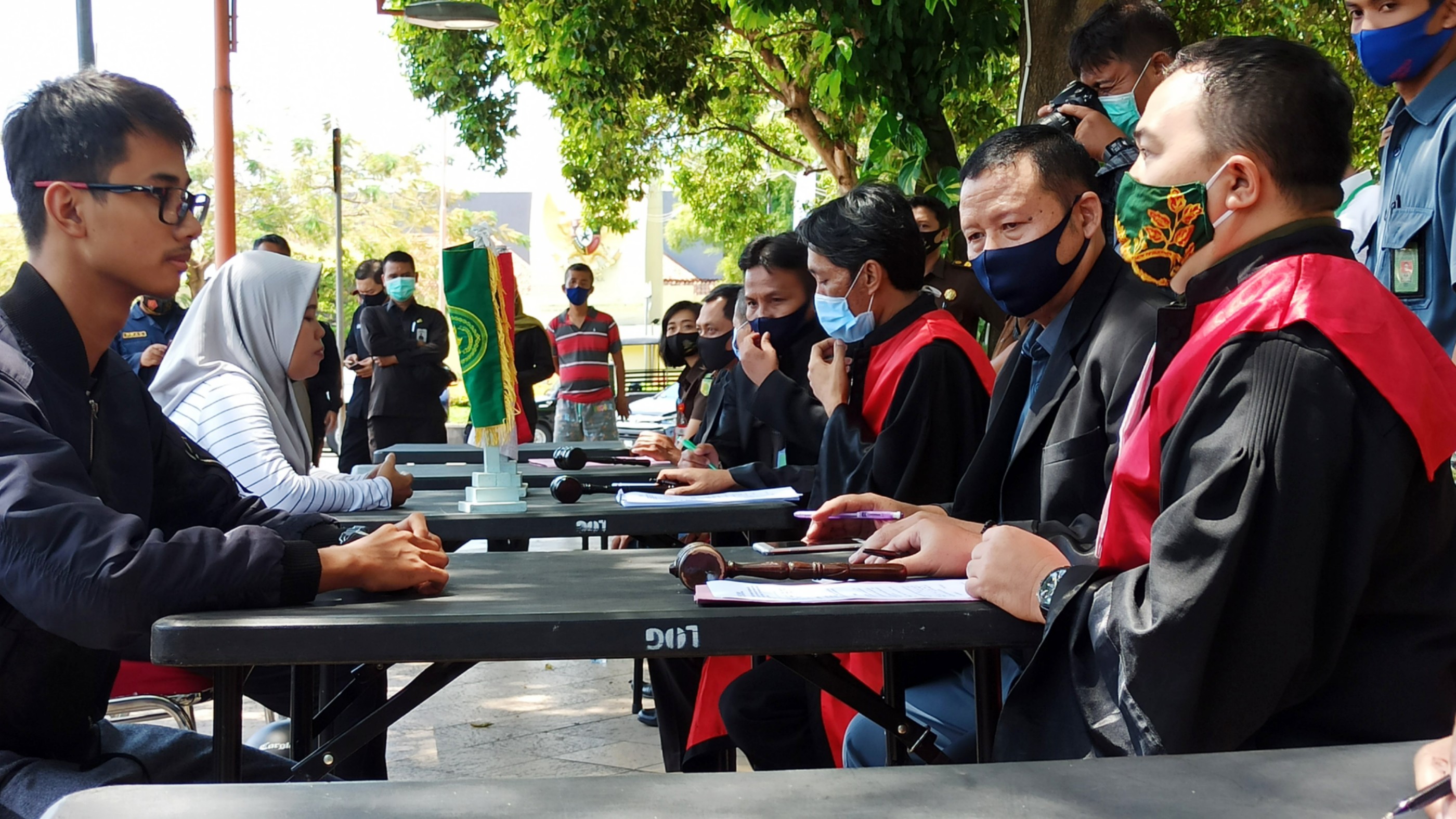 Suasana sidang di tempat sebagai implementasi Pergub nomor 53 tahun 2020. (Foto: Muh Hujaini/Ngopibareng.id)