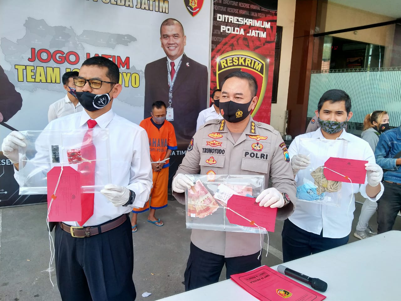 Kabid Humas Polda Jatim, Kombes Pol Trunoyudo Wisnu Andiko menunjukkan barang bukti prostitusi di tempat karaoke di Madiun, Senin 14 September 2020. (Foto: Fariz Yarbo/Ngopibareng.id)