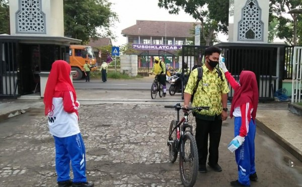 Ilustrasi Pengecekan suhu di SMAN Ngoro Jombang sebelum siswa masuk kelas (Foto: Dok Sujiono)