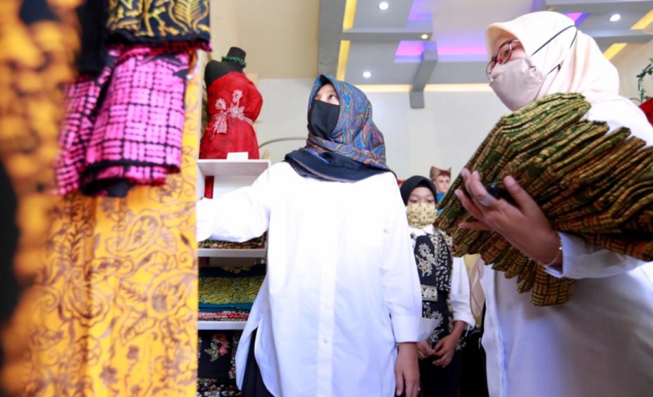 Ipuk melihat batik karya pelajar SMK Bustanul Galah (foto:istimewa)