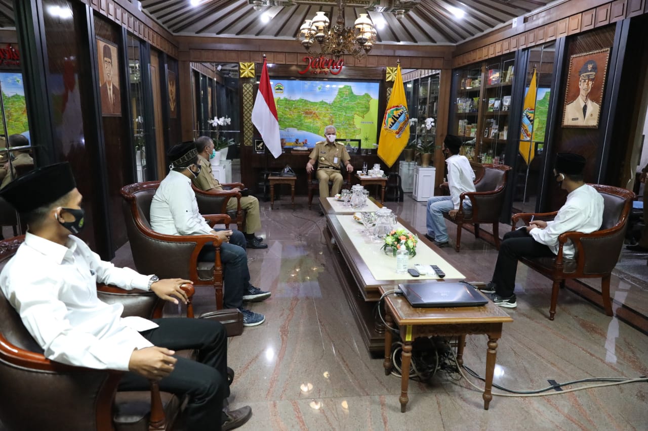 Gubernur Ganjar Pranowo saat memimpin rapat pengendalian Covid-19. (Foto: Ist/Ngopibareng.id)