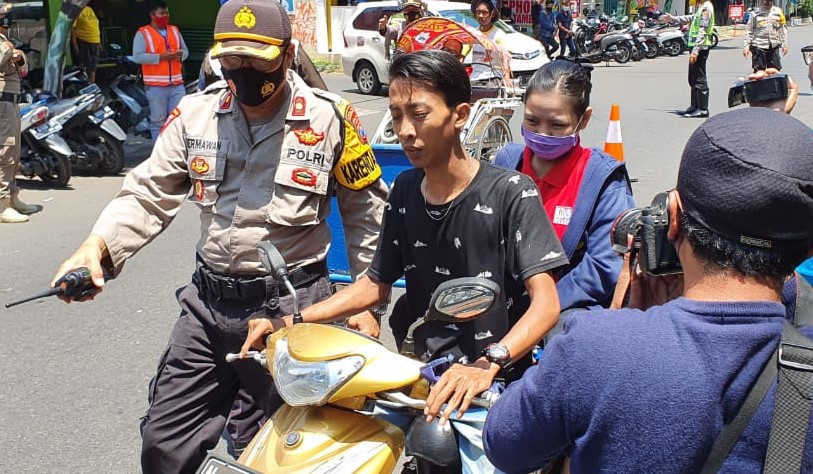 Sejumlah warga tak bermasker terjaring razia di Jalan dr Soetomo, Kota Probolinggo. (Foto: Ikhsan Mahmudi/ngopibareng.id)