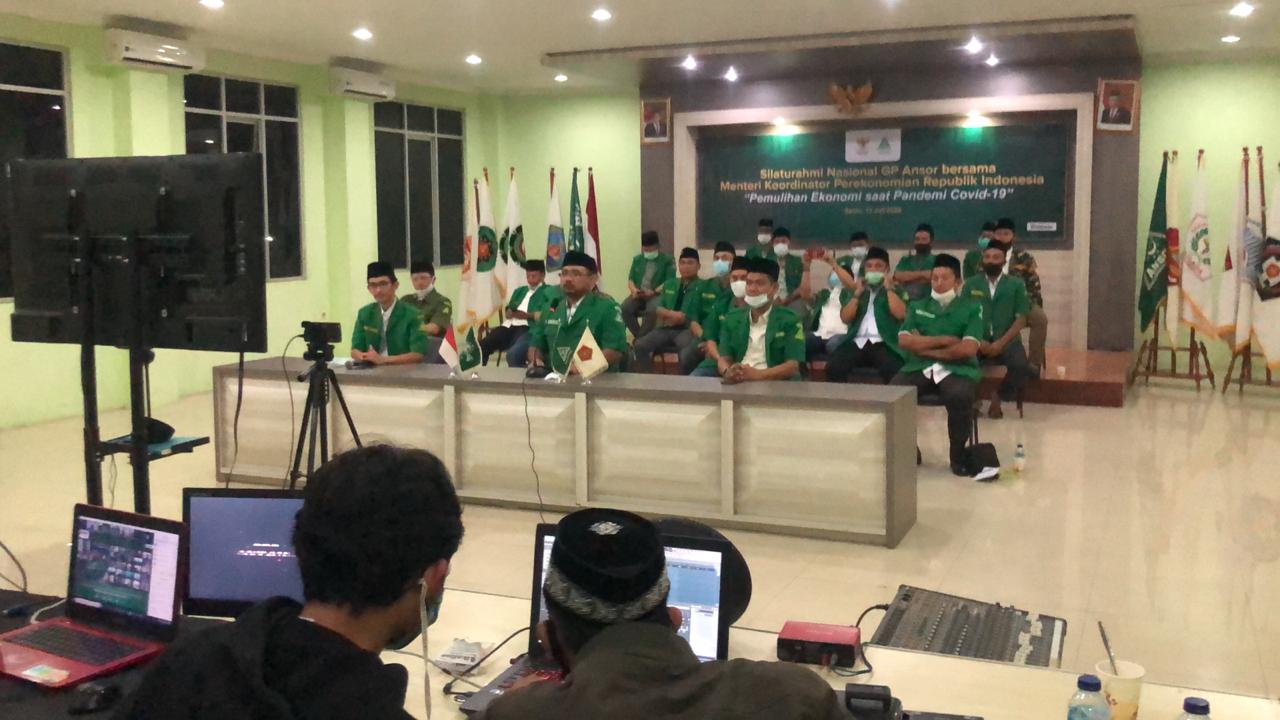 Ketum PP GP Ansor Yaqut Cholil Qoumas, Sekjen Abdul Rochman dan beberapa pengurus saat webinar dengan Menko Perekonomian Airlangga Hartarto, beberapa waktu lalu. (Foto: Dok. GP Ansor)