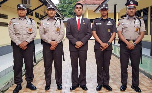 Seragam Satpam kini mirip polisi. Terdiri dari yaitu Pakaian Dinas Harian (PDH), Pakaian Dinas Lapangan Khusus (PDL Sus), Pakaian Dinas Lapangan Satu (PDL Satu), Pakaian Sipil Harian (PSH), dan Pakaian Sipil Lengkap (PSL). (Foto:Istimewa)