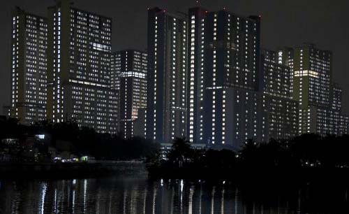 Lampu-lampu di Wisma Atlet Kemayoran, menyala semua. Pertanda ruangan-ruangannya penuh pasien, waktunya PSBB diterapkan kembali di Jakarta. (Foto:Antara)