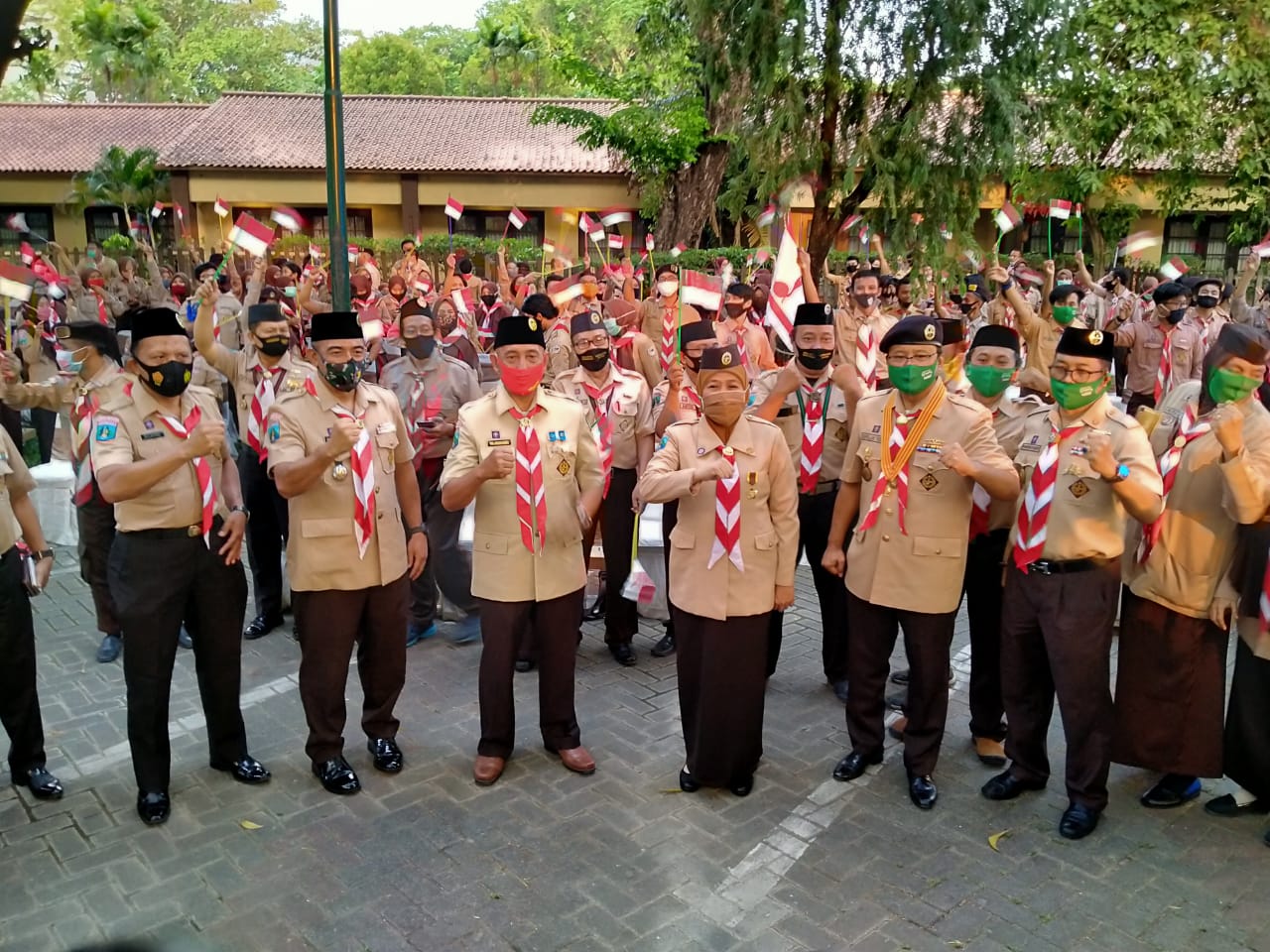 Gubernur Jawa Timur Khofifah Indar Parawansa bersama pengurus Kwarda Jatim dan anggota Pramuka di Hotel Singgasana, Surabaya, Selasa 15 September 2020. (Foto: Fariz Yarbo/Ngopibareng.id)