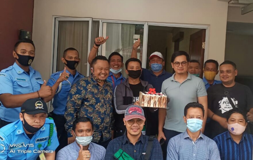 Tommy Kurniawan foto bersama setelah dikerjai oleh rekan-rekannya di hari ulang tahunnya. (Foto: Istimewa)