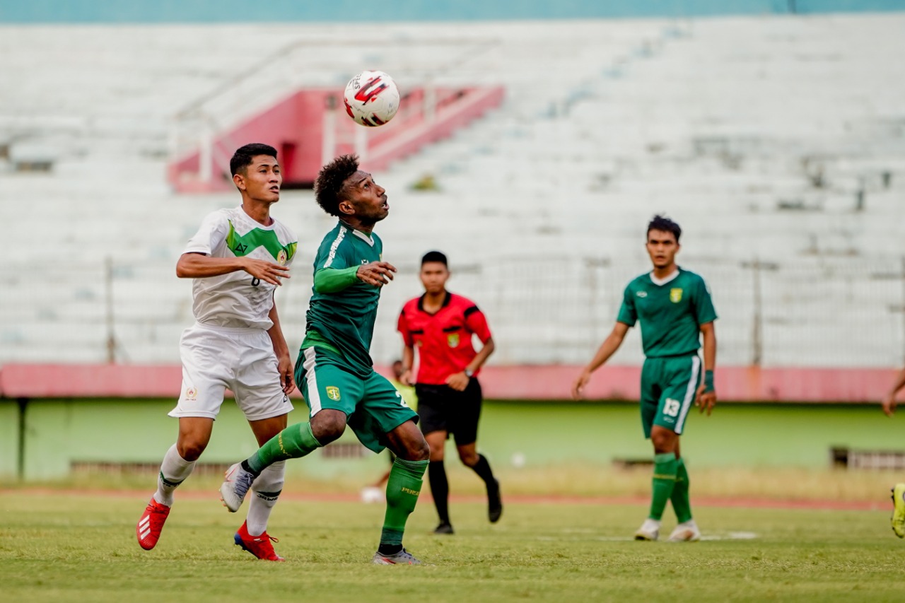 Striker Persebaya, Patrich Wanggai mencoba merebut bola dalam laga uji coba di Stadion Gelora Delta, Sidoarjo, Selasa 15 September 2020. (Foto: Fariz Yarbo/Ngopibareng.id)