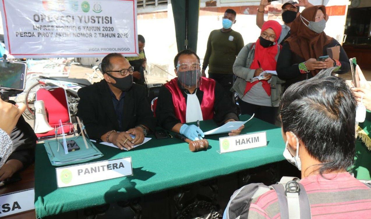 Seorang warga yang tidak bermasker sedang menjalani sidang di tempat di kawasan Pasar Baru. (foto: Ikhsan Mahmudi/ngopibareng.id)