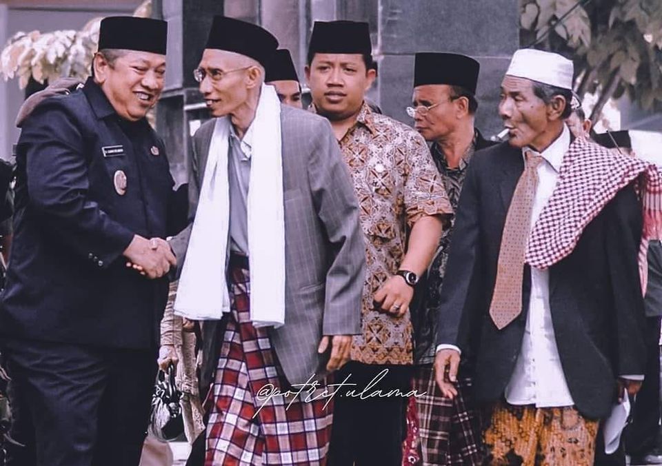 KH Muhammad Ahmad Sahal Mahfudh bersama sejumlah tokoh, termasuk Mbah Liem Imampuro. (Foto: dok/Ngopibareng.id)