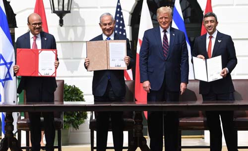 Disaksikan Presiden Trump; UAE, Bahrain dan Israel Berdamai . Dari kiri ke kanan, Menlu Bahrain Abdullatif Al Zayani, PM Israel Benjamin Netanyahu, Presiden AS Donald Trump dan Menlu UEA Abdullah bin Zayed al-Nahyan. (Foto:Getty Images)