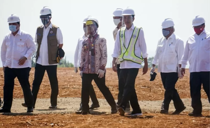  Presiden Joko Widodo (tiga kanan) didampingi Kepala Badan Koordinasi Penanaman Modal (BKPM) Bahlil Lahadalia (tiga kiri), Menteri Badan Usaha Milik Negara (BUMN) Erick Thohir (kiri), Bupati Batang Wihaji (empat kiri) dan jajaran menteri lainnya berbincang saat peninjauan Kawasan Industri Terpadu Batang dan Relokasi Investasi Asing ke Indonesia di Kedawung, Kabupaten Batang, Jawa Tengah, Selasa 30 Juni 2020. (Foto: Antara/Harviyan Perdana Putra)