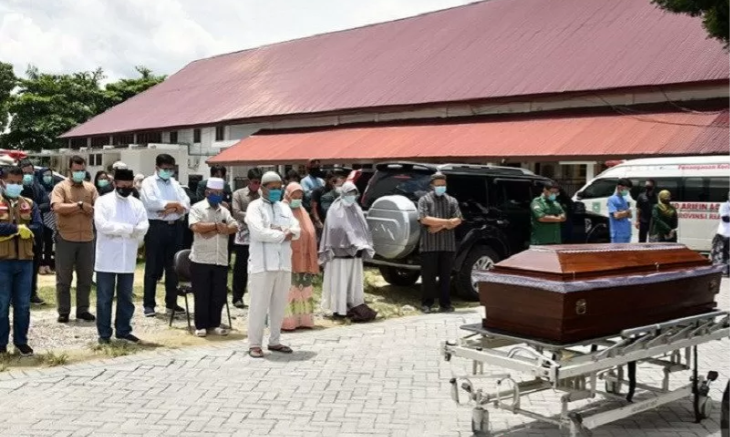 Gubernur Riau Syamsuar (masker hitam) turut menshalatkan jenazah dokter Oki di pelataran RS Arifin Achmad Kota Pekanbaru, Sabtu 12 September 2020. (Foto: Antara/FB Anggoro)