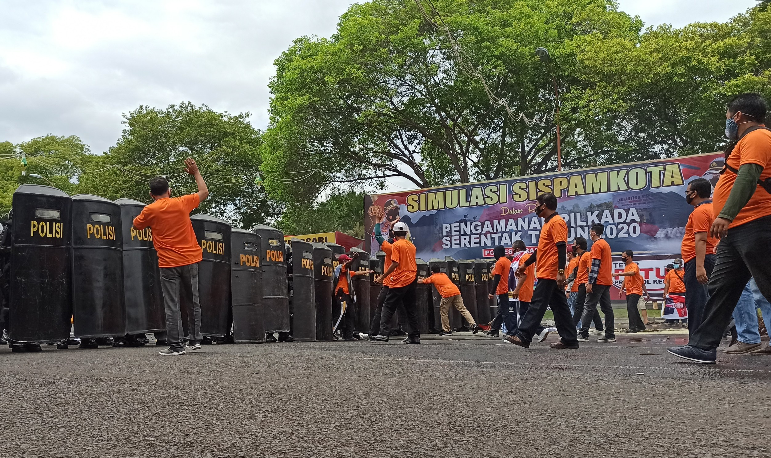 Simulasi Sistem Pengamanan Kita (Sispamkota) pemilihan kepala daerah 2020, yang dilaksanakan di depan Pendopo Sabha Swagata Blambangan, Banyuwangi, Rabu, 16 September 2020. (Foto: Muh Hujaini/Ngopibareng.id)