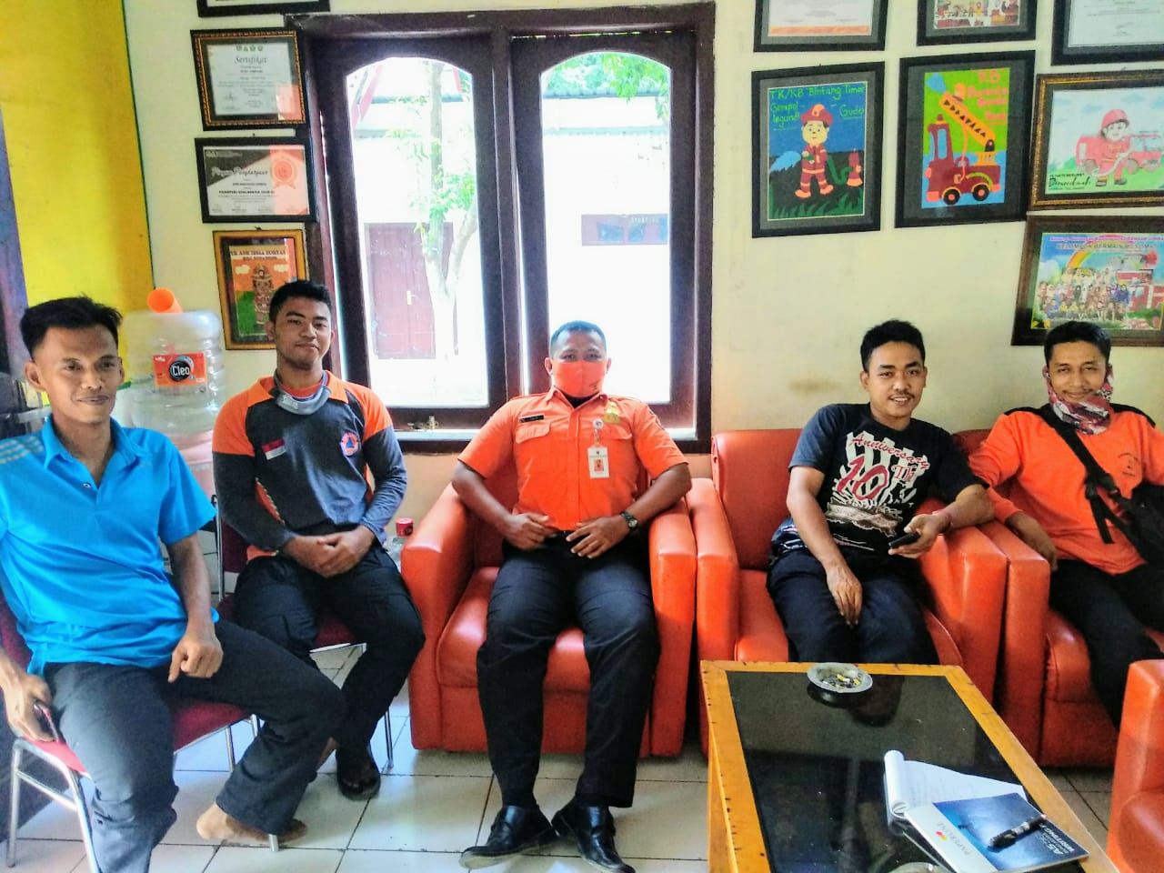 Bagus Kurniawan (kiri), Frendy Irwan (dua dari kiri), M. Zainudin (tengah), Imam Fauzi (berbaju hitam), dan mahmud Yunus (kanan). (Foto: M. Rizqi/Ngopibareng.id)