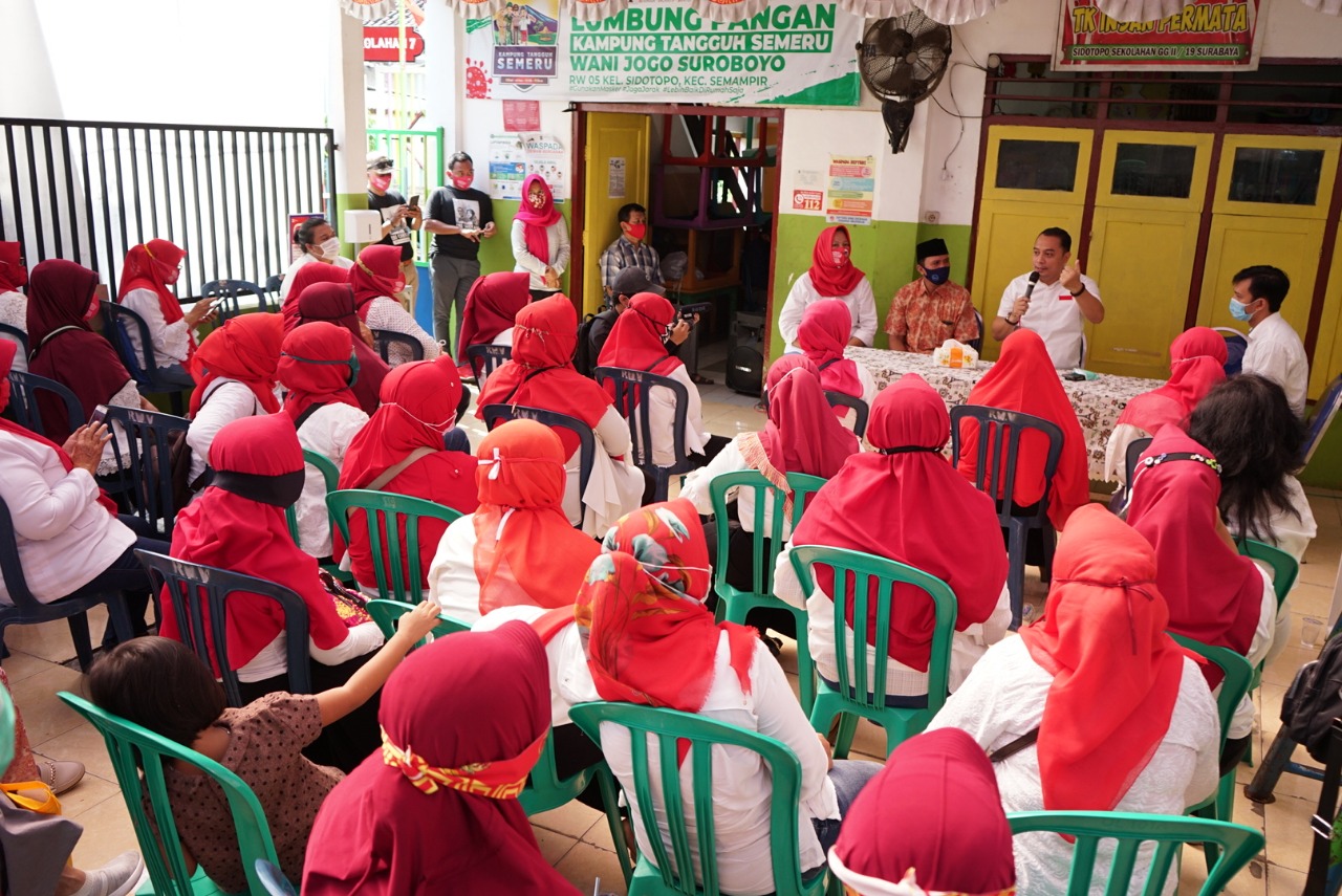 Eri Cahyadi ketika bertemu dengan pengajar PAUD Surabaya. (Foto: Tim EC-AR)