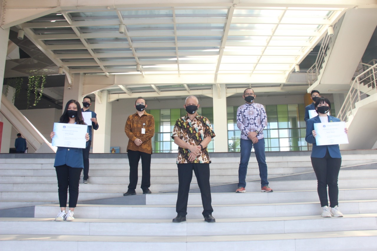 Rektor UK Petra bersama mahasiswa penerima beasiswa dari berbagai program. (Foto: Istimewa)