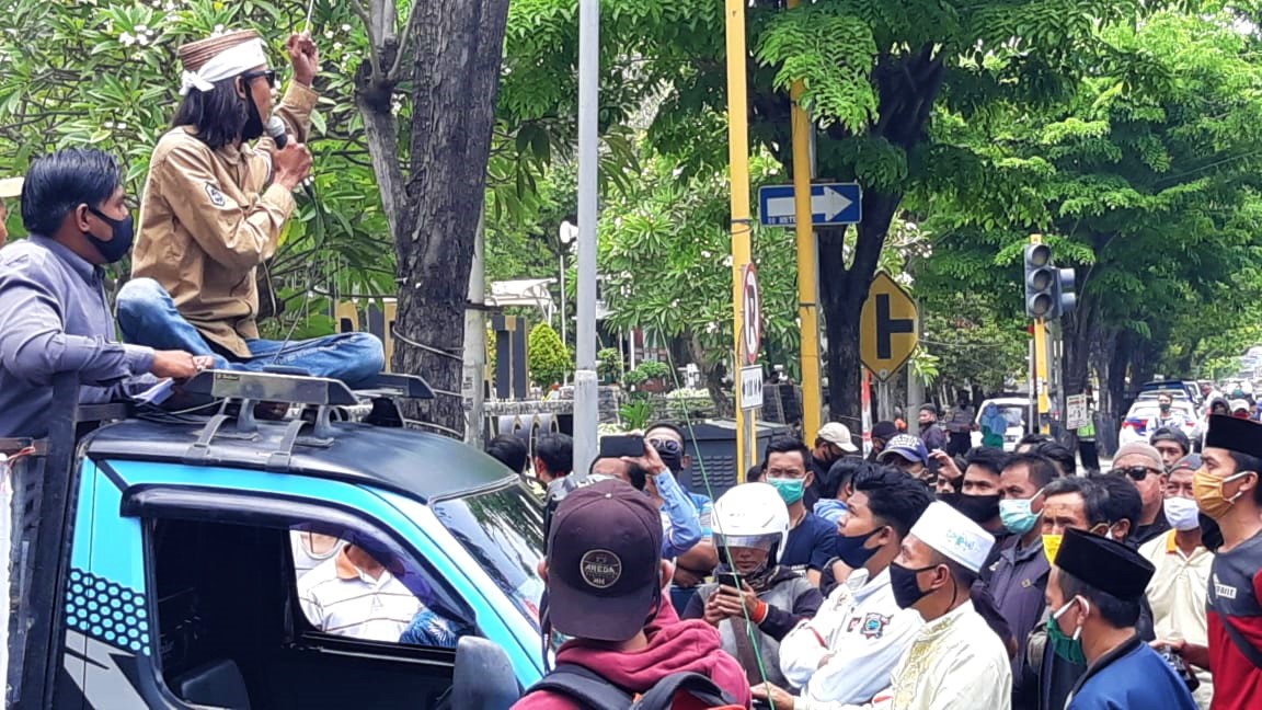 Petani tembakau berunjuk rasa di gudang tembakau dan Kantor Bupati di Kraksaan, Kabupaten Probolinggo. (Foto: Ikhsan Mahmudi/Ngopibareng.id)